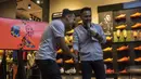 Pesepak bola, Egy Maulana bersalaman dengan Ponaryo Astaman saat peluncuran Nike Born Mercurial 360 di Fisik Football, Jakarta, Rabu (7/3/2018). Nike merilis model terbaru Nike Mercurial Superfly dan Vapor 360. (Bola.com/Vitalis Yogi Trisna)