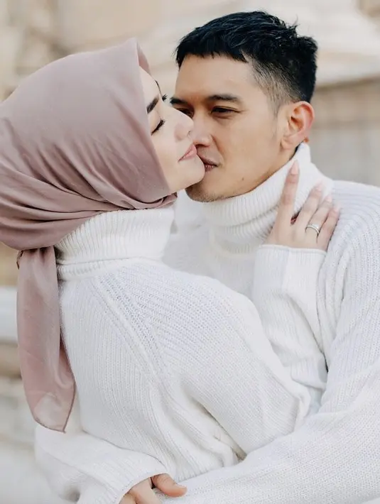 "Alhamdulillah...bahagia luar biasa Allah beri kado terindah untuk aku dan juga masky! Terimakasih untuk semua doa-doa nya, aku bersyukur banget dapat amanah ini," tulis Citra Kirana. (Instagram/citraciki)