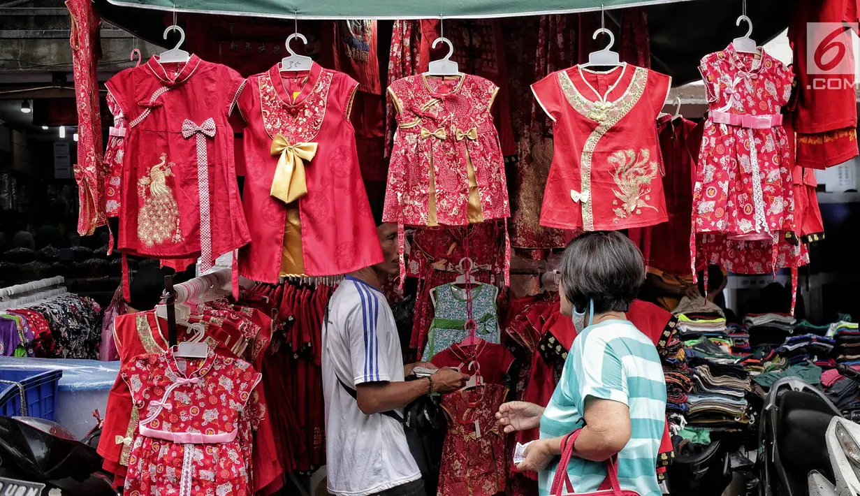 Pembeli memilih pernak-pernik menyambut Imlek di Pasar Pancoran Glodok, Tamansari, Jakarta, Minggu, (21/1). Pernak-pernik buruan jelang Imlek seperti lampion, kartu Imlek, baju, dan hiasan rumah. (Liputan6.com/Faizal Fanani)
