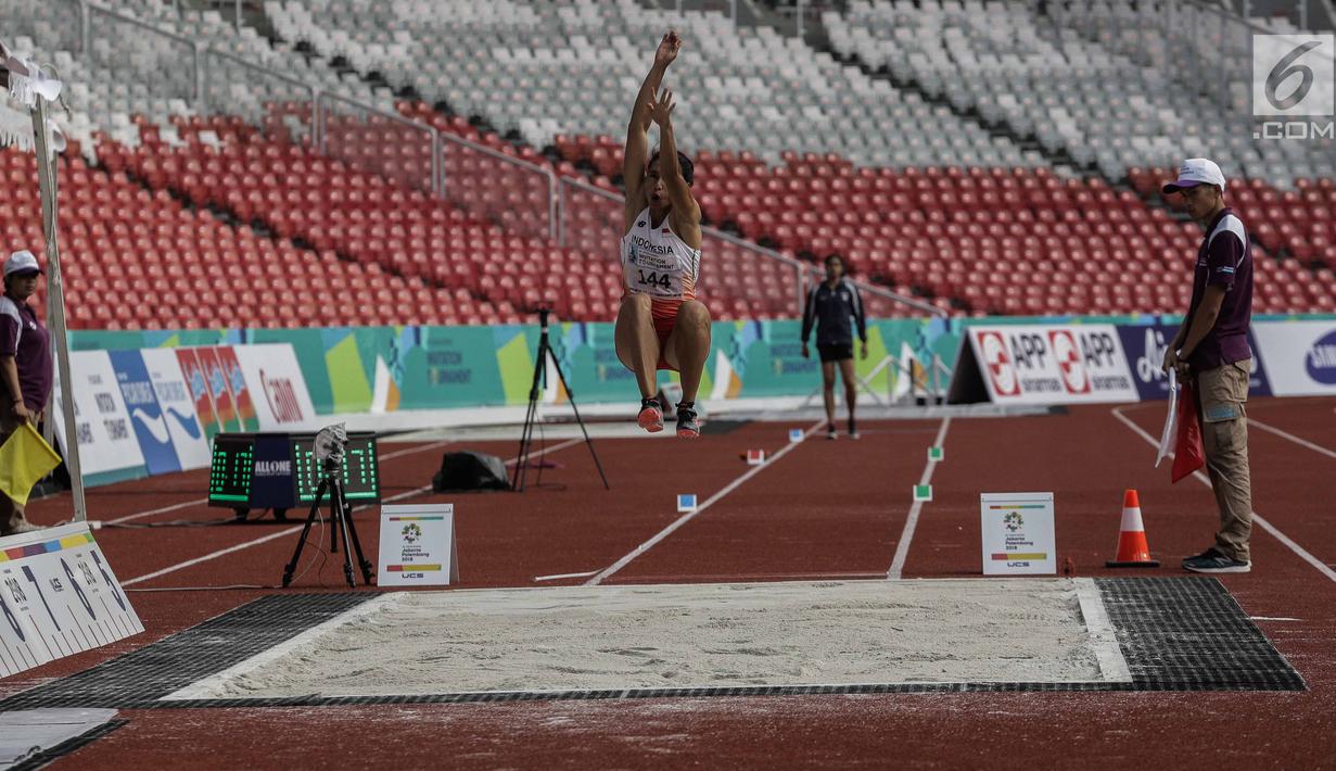 Atlet Indonesia Maria Natalia Londa melakukan lompatan dalam final lompat jauh putri atletik 18th Asian Games Invitation Tournament di Stadion Utama Gelora Bung Karno (GBK), Minggu (11/2). Maria mencatatkan lompatan 6,43 meter (Liputan6.com/Faizal Fanani)