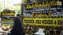 Karangan bunga menghiasi jalan menuju rumah duka Presiden ke-3 RI BJ Habibie di Kuningan, Jakarta, Kamis (12/9/2019). Habibie meninggal pada usia 83 tahun akibat gagal jantung dan menua. (Liputan6.com/Immanuel Antonius)