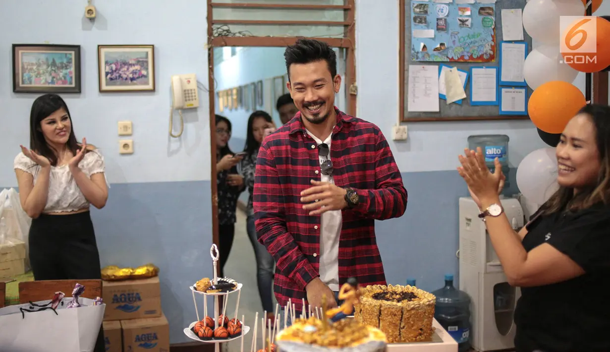 Aktor Denny Sumargo (tengah) bersama didampingi calon istrinya, Dita Soedarjo (kiri) saat merayakan ulang tahunnya yang ke-37 di Panti Asuhan Dorkas, Jakarta, Kamis (11/10). Denny mengaku bersyukur dengan kejutan dari Dita. (Liputan6.com/Faizal Fanani)