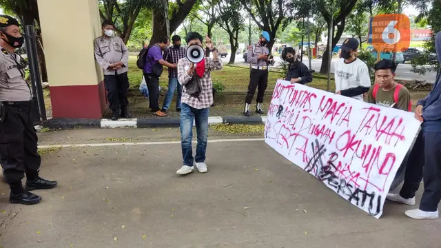 Demonstrasi mafia tanah di depan Mapolda Sulsel (Liputan6.com)