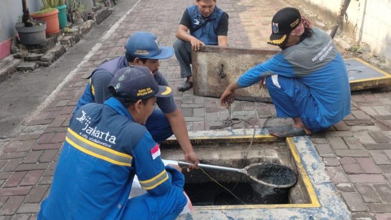 Fakta Unik: 10 Karung Lumpur Diangkut! Pembersihan Jaringan Air Bawah Tanah di Pulau Pramuka Cegah Banjir