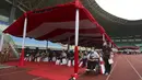 Warga mengantre untuk menerima suntikan vaksin Sinovac saat vaksinasi massal virus corona COVID-19 untuk umum di Stadion Patriot Candrabhaga, Bekasi, Jawa Barat, Senin (14/6/2021). Peminat vaksinasi COVID-19 di Stadion Patriot Candrabagha sangat tinggi. (AP Photo/Achmad Ibrahim)