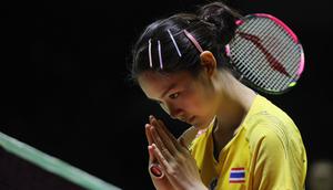 Pebulu tangkis tunggal putri Thailand, Pitchamon Opatniputh memberikan salam kepada wasit sebelum laga final Indonesia Masters 2026 melawan wakil China, Chen Yu Fei yang berlangsung di Istora, Senayan, Jakarta, Minggu (25/01/2026). (Bola.com/Bagaskara Lazuardi)