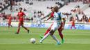 <p>Pemain PSIS Semarang, Lucao (depan) mengumpan bola di bawah tekanan pemain Persija Jakarta, Marko Simic pada laga pekan ke-34 BRI Liga 1 2023/2024 di Stadion Utama Gelora Bung Karno (SUGBK), Senayan, Jakarta, Selasa (30/4/2024). (Bola.com/Abdul Aziz)</p>