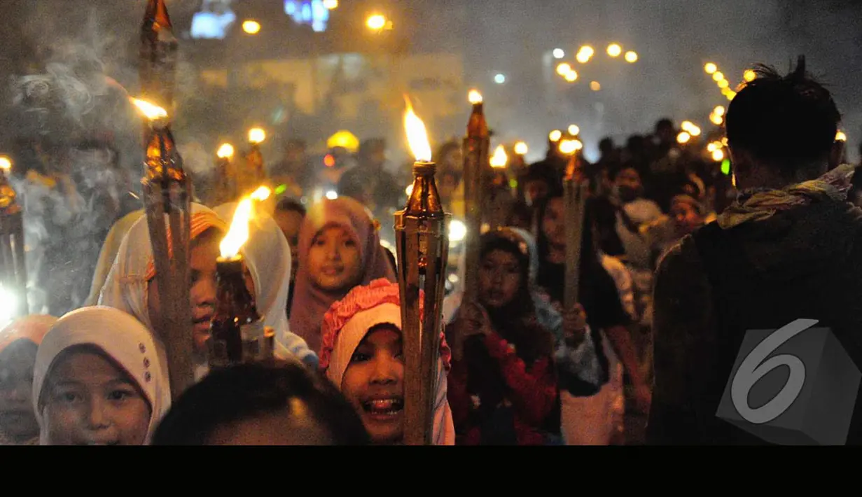 Pawai obor ini dilakukan untuk Menyambut Hari Raya Idul Fitri 1435 H, sebanyak enam rukun warga (RW) di Kelurahan Palmeriam, Matraman, Jakarta Timur menggelar pawai obor keliling (Liputan6.com/Faizal Fanani)