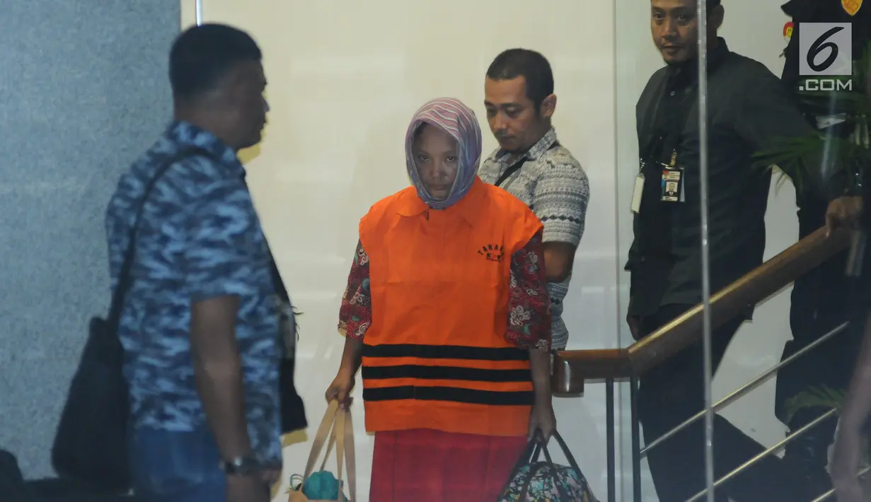 Plt Kadis Kesehatan Kabupaten Jombang, Inna Silestyowati (kedua kiri) digiring petugas usai diperiksa di Gedung KPK, Jakarta, Minggu (4/2). Inna menjadi tersangka suap perizinan pengurusan jabatan di Pemkab Jombang. (Liputan6.com/Helmi Fithriansyah)