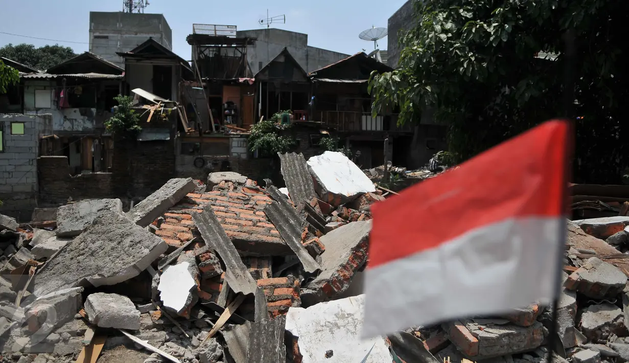Puing ratusan bangunan yang dibongkar petugas Satpol PP di Petojo Utara VI Kecamatan Gambir, Jakarta, Rabu (30/9/15). Lokasi tersebut nantinya akan difungsikan untuk normalisasi kali Krukut. (Liputan6.com/Gempur M Surya) 