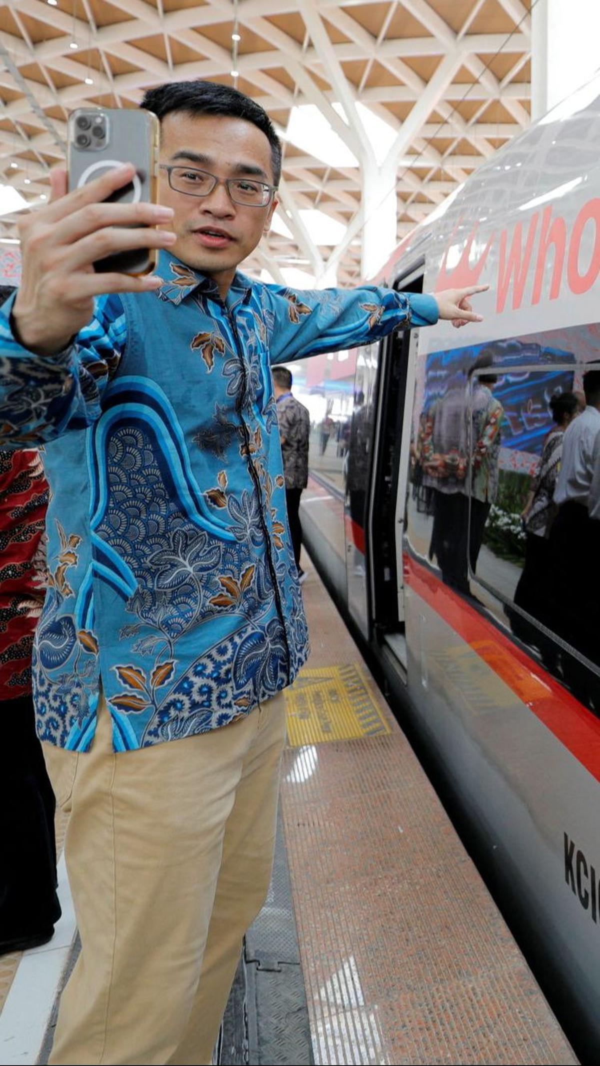 Antusiasme seorang pria yang berfoto selfie sebelum kereta cepat Jakarta Bandung bernama "Whoosh" diresmikan di stasiun Halim di Jakarta.