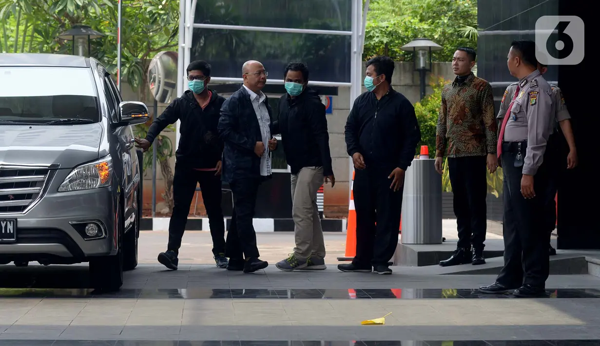 Wali Kota Medan Dzulmi Eldin (kedua kiri) turun dari mobil setibanya di gedung KPK, Jakarta, Rabu (16/10/2019). Dzulmi Eldin terjaring Operasi Tangkap Tangan (OTT) KPK terkait dugaan suap dari dinas-dinas di lingkungan Pemerintah Kota Medan. (merdeka.com/Imam Buhori)