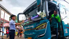 Petugas Badan Pengelola Transportasi Jabodetabek (BTPJ) melakukan pengecekan bus angkutan mudik di Terminal Poris Plawad, Kota Tangerang, Rabu (12/4/2023). (Liputan6.com/Angga Yuniar)
