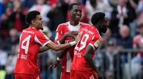 Pemain Bayern Munchen, Luis Díaz (kiri) dan Alphonso Davies, merayakan gol dalam pertandingan Liga Jerman melawan VfB Stuttgart di Munich, Jerman, Minggu (19/4/2026) malam WIB. (AP Photo/Matthias Schrader)