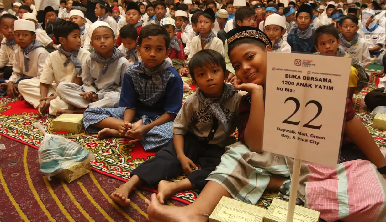 Ekspresi anak-anak saat mengikuti buka bersama 1.200 anak yatim di Pullman Central Park Jakarta, Selasa (22/5). Selain itu Yayasan APL dan PT Prima Buana Internusa mendonasikan 5.000 buku untuk anak-anak Indonesia. (Liputan6.com/Arya Manggala)