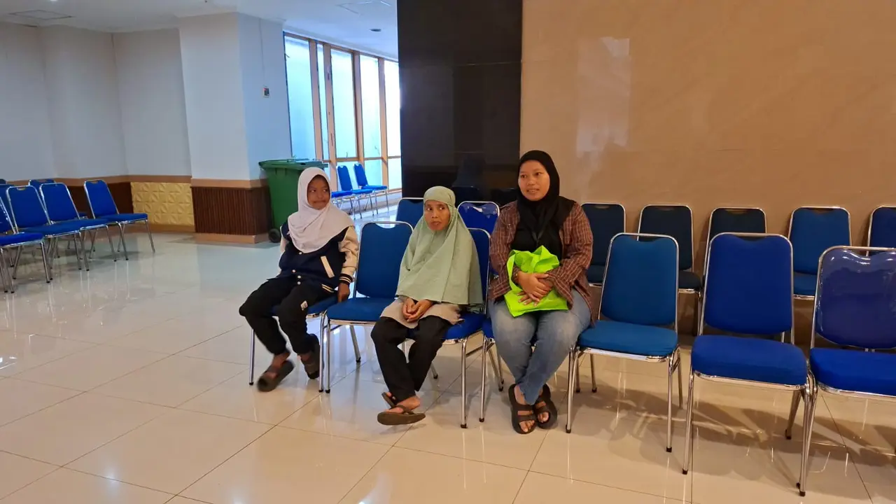 Salah seorang pendaftar RSSG saat mendatangi gedung Baleka Kota Depok.