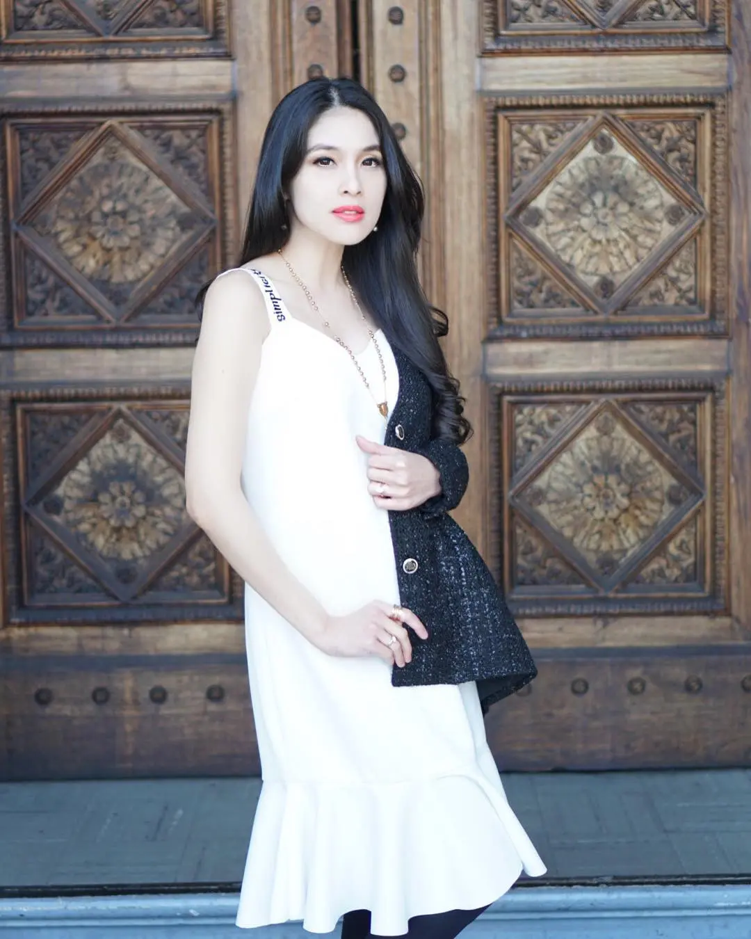 Sandra Dewi memakai dress yang bikin tampilannya tetap cantik dan seksi. (Image: sandradewi88/instagram)