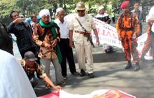 Datangi Kantor Media, massa bakar dan injak-injak atribut palu arit