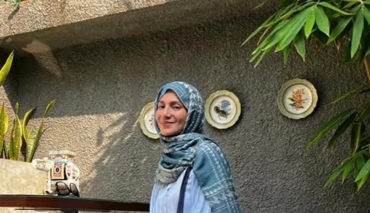 Wanda Hamidah mempromosikan tas buatan UMKM dengan gaya hijab kasual pashmina. Tampilannya makin dinamis dengan baju beraksen tie-dye.  (Instagram/wanda_hamidah).