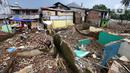 Suasana bangunan rumah yang telah dirobohkan di kawasan Rawajati, Jakarta Selatan, Jumat (21/10/2022). Sebelumnya, Dinas SDA DKI memastikan program normalisasi Sungai Ciliwung terus berjalan dengan prioritas di tujuh kelurahan yang merupakan lokasi rawan genangan. (Liputan6.com/Johan Tallo)