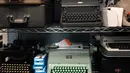 Sejumlah mesin ketik vintage terpajang di rak toko Gramercy Typewriter Co di New York, Amerika Serikat, 28 Juni 2019. Saat ini, Gramercy Typewriter Co dikelola oleh Paul Schweitzer (80) dan putranya Jay Schweitzer (50). (Katherine Roth via AP)