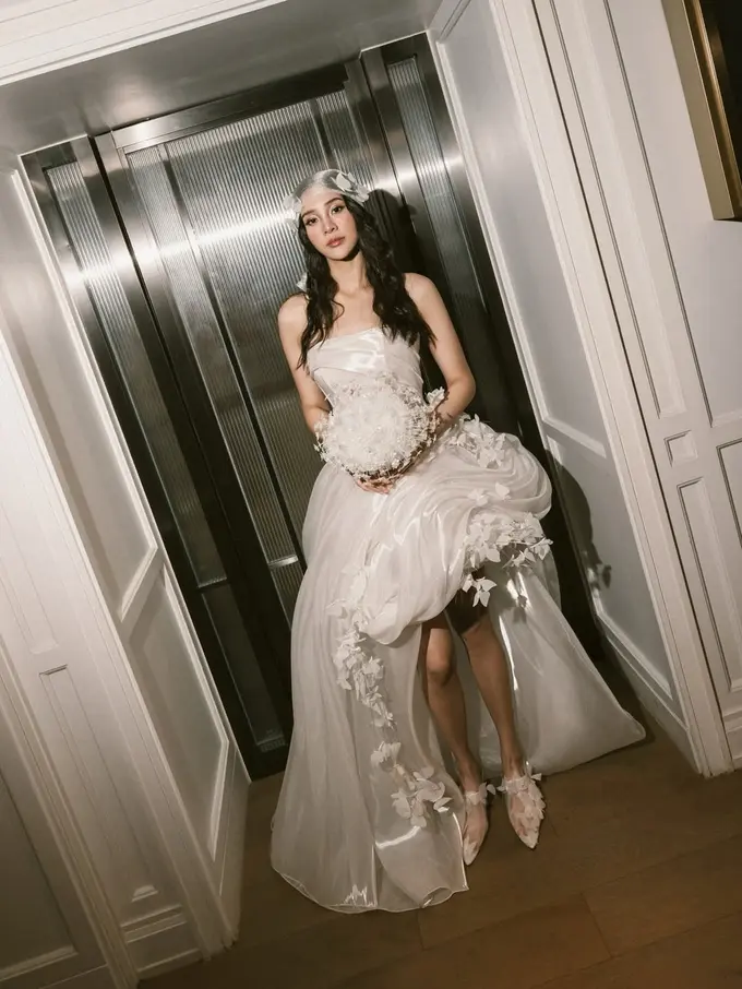 Anya Geraldine Tampil sebagai Pengantin Modern dalam Balutan Gaun “ELUNÉ” yang Artistik dan Lembut