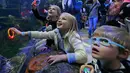 Ekspresi anak-anak saat menyaksikan atraksi putri duyung di Virginia Aquarium di Virginia Beach (3/4). Aquarium ini menyajikan atraksi putri duyung setiap minggunya selama bulan April. (AP Photo/Steve Helber)