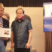 Delon dan Christian Bautista berduet membawakan lagu We Are Here.