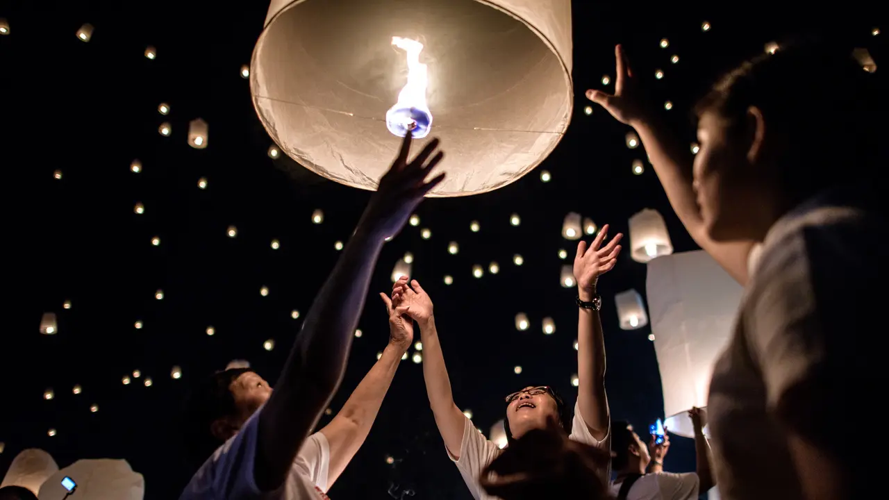 Indahnya Ribuan Lampion Saat Menghiasi Malam Chiang Mai