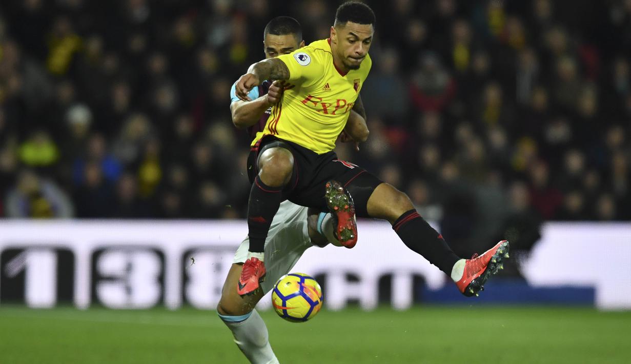 Penyerang Watford, Andre Gray menyumbangkan satu gol saat timnya menang atas Newcastle United pada laga Premier League di di St James' Park (25/11/2017). Watford menang 3-0. (AFP/Ben Stansall)