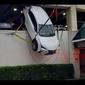 Posisi Lexus NX yang terjun bebas dari parkiran lantai 2 (Carscoops)
