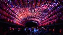 Buah-buah labu yang disinari cahaya dipajang pada pameran Great Jack O'Lantern Blaze di Van Cortlandt Manor, New York, Sabtu (14/10). Lebih dari 7.000 lentera labu yang diukir tangan ditampilkan dalam pameran Halloween tahunan ini. (TIMOTHY A. CLARY/AFP)