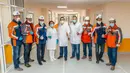 Para pekerja konstruksi dan staf medis berfoto bersama di sebuah rumah sakit darurat untuk pasien COVID-19 di Nur-Sultan, Kazakhstan, pada 19 April 2020. Kazakhstan membangun rumah sakit darurat untuk merawat pasien COVID-19 hanya dalam waktu 13 hari di ibu kota negara tersebut. (Xinhua/BI Group)
