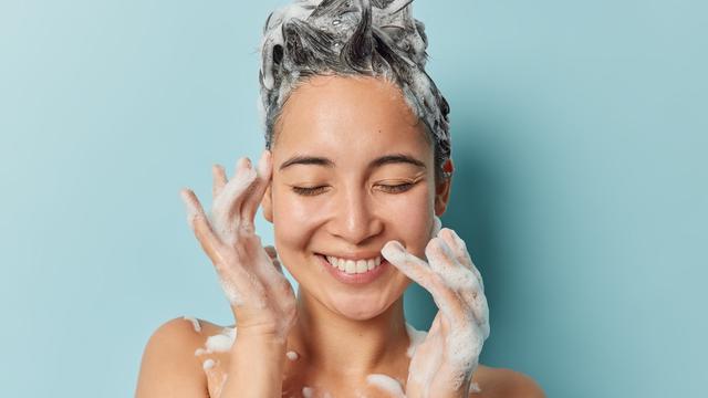 12 Penyebab Kulit Kepala Bau Apek yang Jarang Disadari, Cek Cara Mengatasinya!