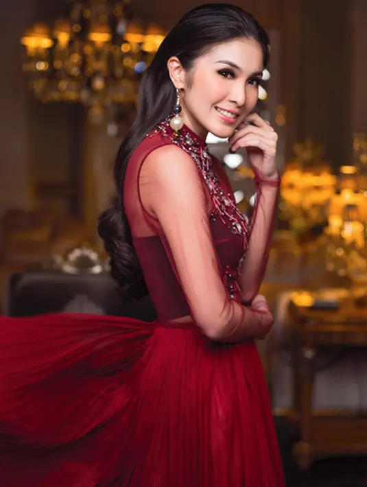Sandra Dewi, di perayaan Natalnya tahun ini tidak lagi sendiri karena sudah ada Harvey Moeis, suaminya. Berbalut gaun merah di fotonya, Sandra juga menuliskan ucapan Natal untuk semua orang. "Merry Christmas everyone," tulis Sandra. (Instagram/sandradewi)