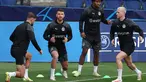 Penyerang Dortmund asal Jerman #11 Marco Reus (kanan) dan rekan satu timnya mengambil bagian dalam sesi latihan menjelang pertandingan Liga Champions 2023/2024 di stadion Parc des Princes, Senin (18/9/2023). (Photo by FRANCK FIFE / AFP)