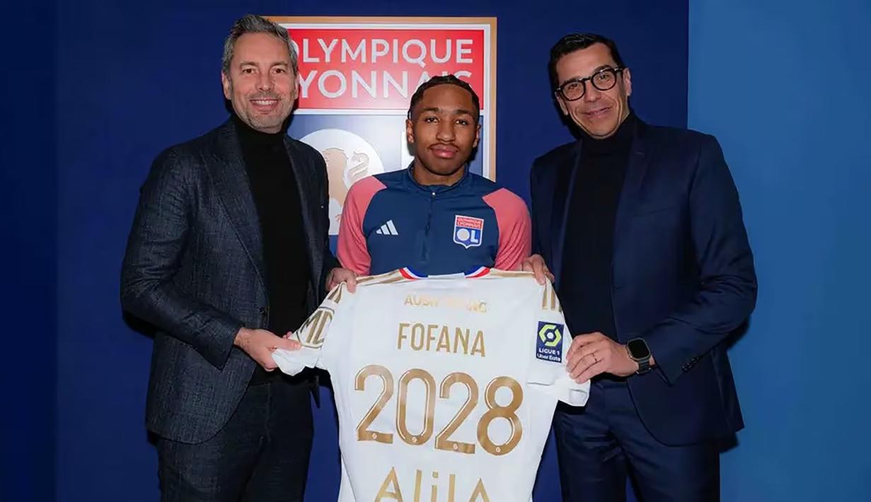 Sayap kanan Belgia berusia 18 tahun, Malick Fofana didatangkan Olympique Lyon dari klub Belgia, KAA Genk pada 10 Januari 2024 dengan nilai transfer sebesar 17 juta euro atau setara Rp289 miliar dengan durasi kontrak selama empat setengah tahun hingga 30 Juni 2028. Kedatangan Malick Fofana merupakan solusi instan untuk mempertajam lini depan Olympique Lyon yang kini masih terpuruk di posisi ke-16 Ligue 1 2023/2024. (ol.fr)