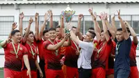 Bhara FC keluar sebagai juara turnamen Bola Sunday League. Mereka menjadi kampiun setelah mengalahkan Bina Karya FC dalam partai final yang berlangsung di Sabnani Park, Tangerang Selatan, Banten, Minggu (4/9/2022). (Bola.com/M Iqbal Ichsan)