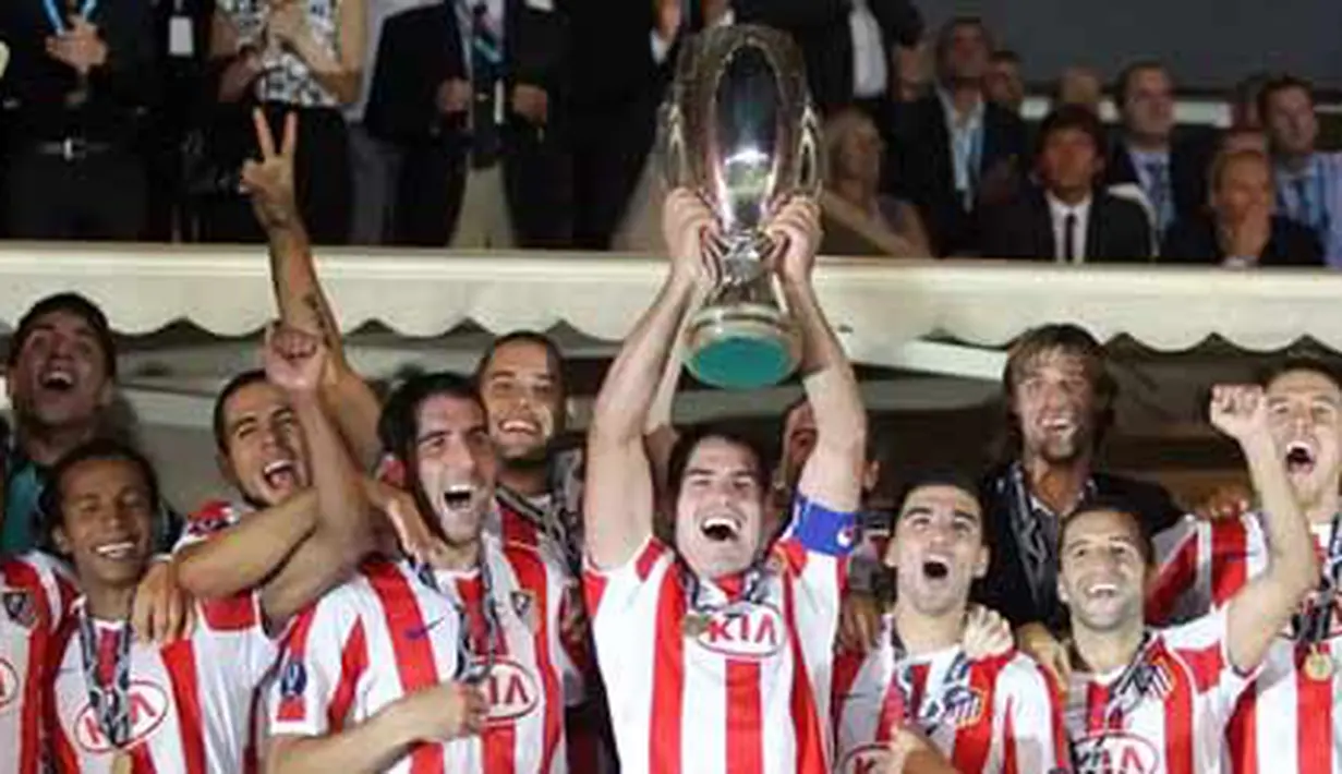 Para pemain Atletico Madrid bersorak setelah memastikan menjuarai Piala Super Eropa dengan mengalahkan Inter Milan 2-0 di Monaco, 27 Agustus 2010. AFP PHOTO/VALERY HACHE