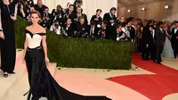 Selain gaun Cinderella, Met Gala juga diramaikan dengan gaun berbahan daur ulang yang dikenakan oleh Emma Watson, seperti apa?