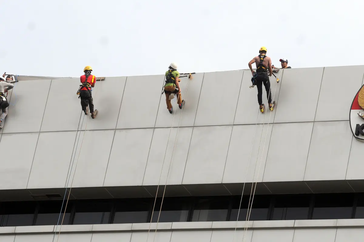 Seruan Lapor Kekayaan, Spanduk Raksasa Dibentangkan di Gedung KPK
