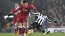 Aksi pemain Liverpool, Alex Oxlade-Chamberlain (kiri) saat berebut bola dengan pemain Newcastle United, Christian Atsu pada lanjutan Premier League di Anfield, Liverpool, (3/3/2018). Liverpool menang 2-0. (Anthony Devlin/PA via AP)