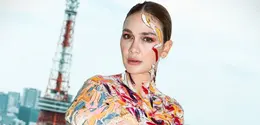 Sebagai seorang model, Luna Maya selalu totalitas dalam berpose, apapun konsepnya. Termasuk di pemotretan terbaru [@lunamaya]