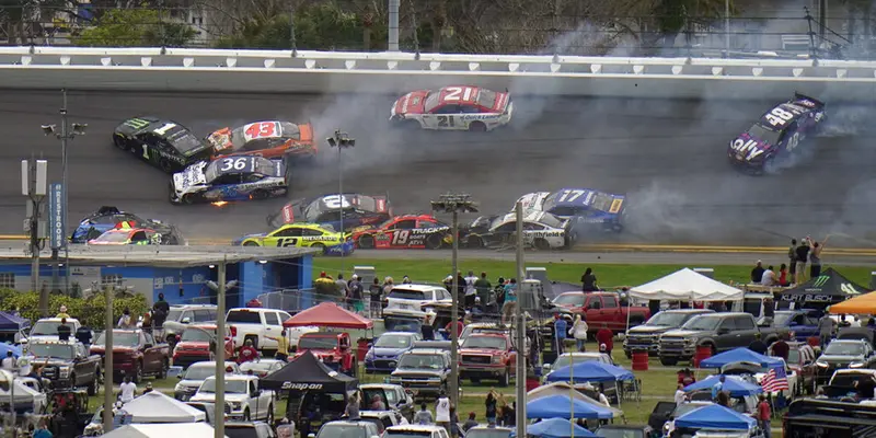 FOTO: 16 Pembalap Terlibat Kecelakaan di NASCAR Daytona 500