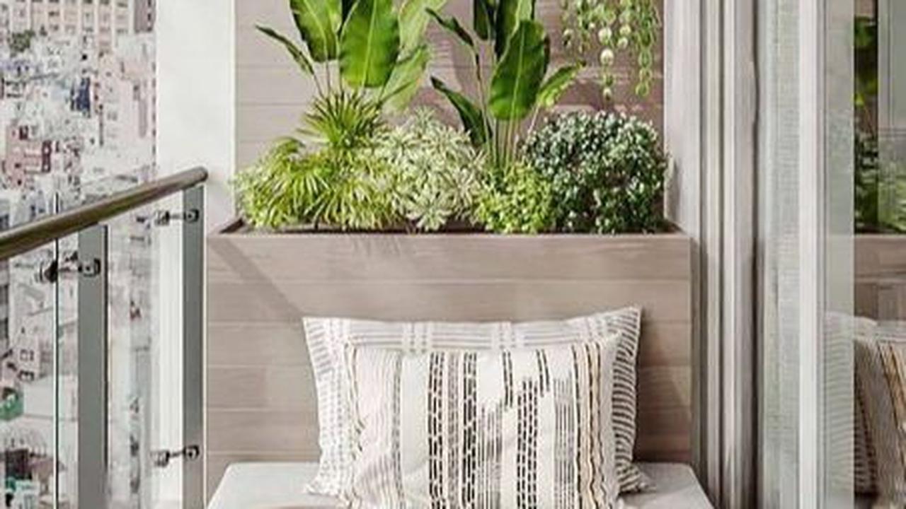 Desain Balkon Terbuka dengan Rak Dinding