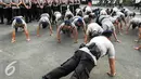 Personil Kepolisan melakukan persiapan jelang apel pengamanan libur panjang di halamaman Mapolda Metro, Jakarta, Rabu (4/5/2016). Polda Metro gelar apel kesiapan dan pengamanan di jelang libur panjang pada 5-8 Mei mendatang. (Liputan6.com/Yoppy Renato)