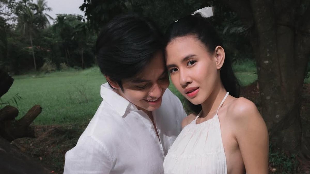 Shenina Cinnamon Dibalut Baju Putih saat Umumkan Kehamilan Pertama, Tepat di Wedding Anniversary Bersama Angga