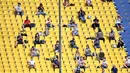 Penonton saat menyaksikan pertandingan antara Parma melawan Napoli dii Stadion Ennio Tardini pada laga Serie A, Minggu (20/9/2020). Sejumlah liga di Eropa telah mengijinkan fans menonton langsung pertandingan di stadion. (Massimo Paolone/LaPresse via AP)