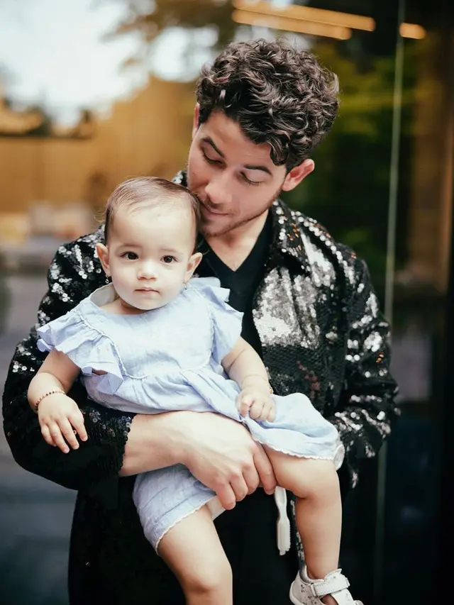 Potret Nick Jonas bersama putrinya, Malti. (Foto: Instagram/nickjonas)