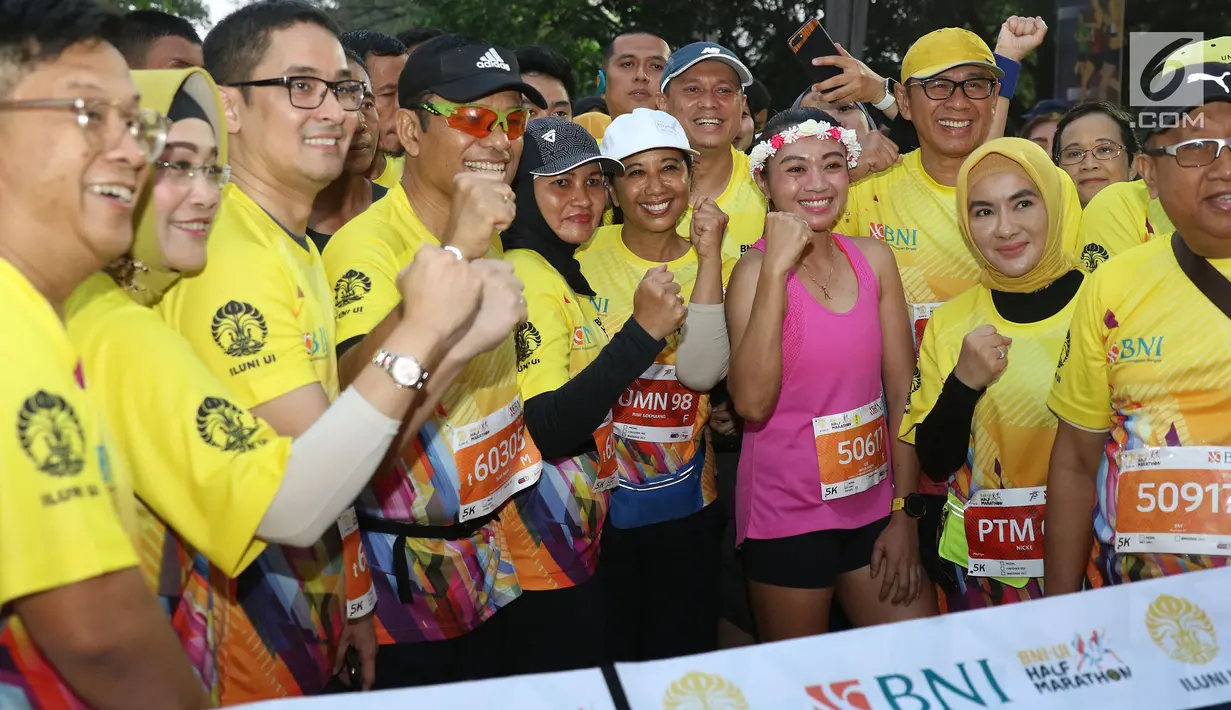 Menteri BUMN Rini Soemarno foto bersama saat mengikuti acara BNI-UI Half Marathon 2019 di Kampus Universitas Indonesia, Depok, Jawa Barat, Minggu (7/7/2019). BNI UI Half Marathon 2019 yang diikuti 4800 peserta dengan kategori 5K, 10K, dan 21K (half marathon). (Liputan6.com/Herman Zakharia)